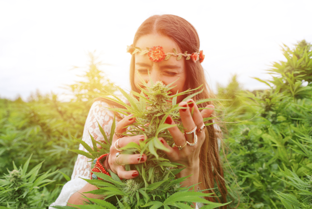 dívka s čelenkou si čichá k cbd květům konopí