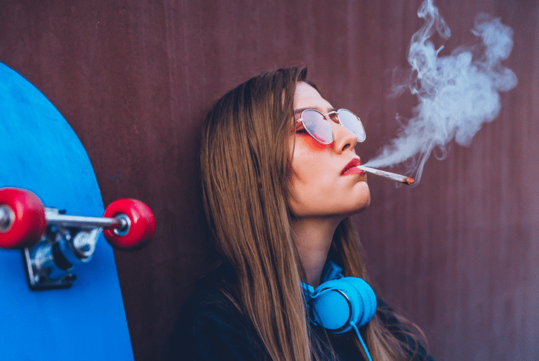Žena kouří konopí. Jaké jsou všechny kanabinoidy? CBG, CBNG a účinky