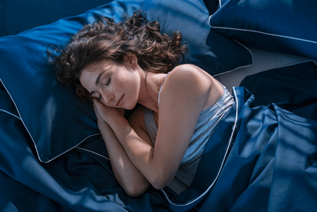 spící žena v peřinách