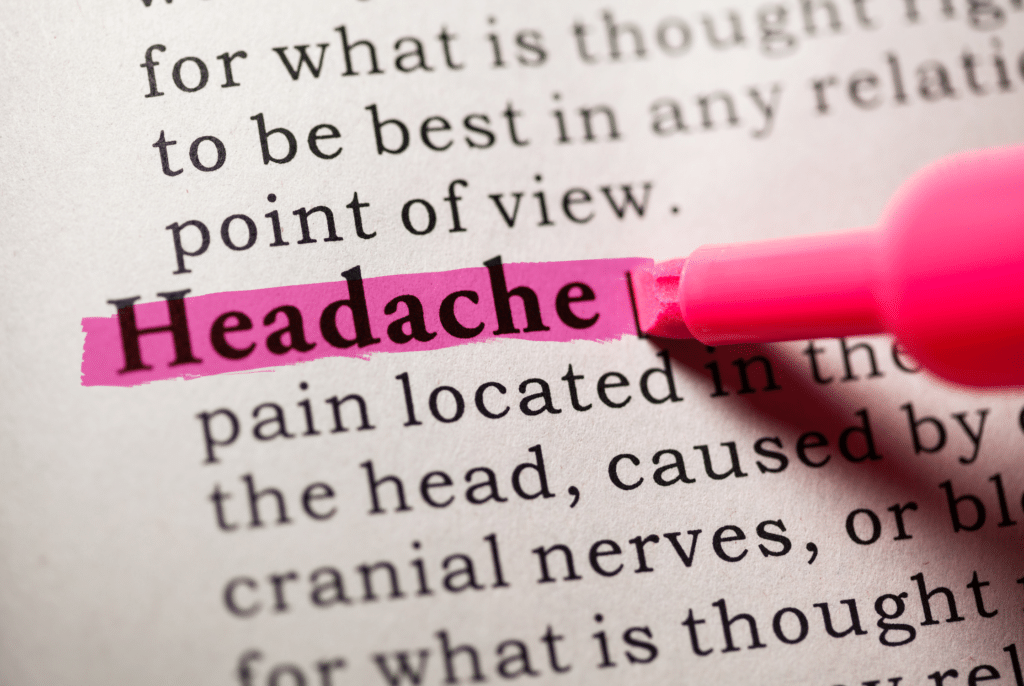 slovo "headache" růžově zvýrazněné ve slovníku