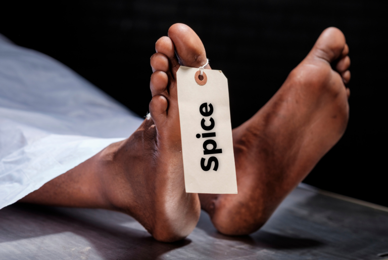cedulka s nápisem spice na noze zemřelého