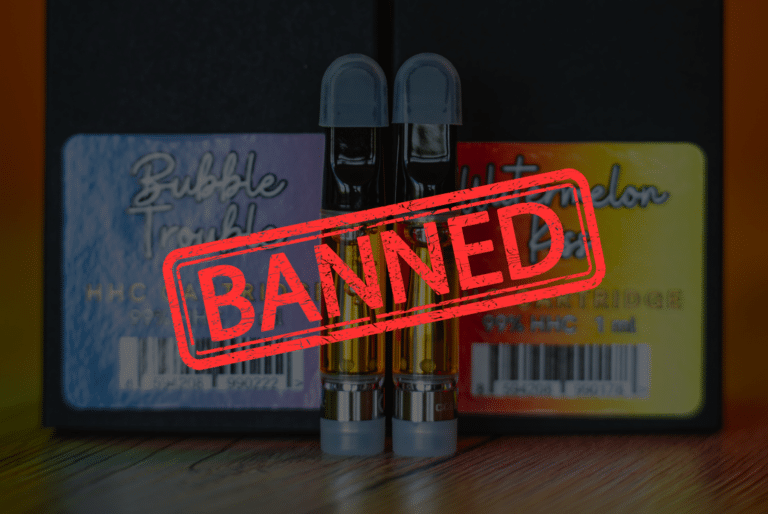 nápis banned a dvě hhc cartridge 1 ml na pozadí