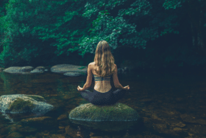 žena v lese při meditaci