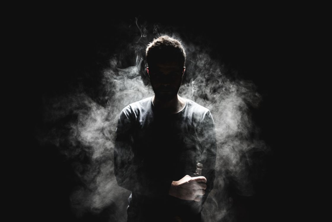 muž zahalený v kouři