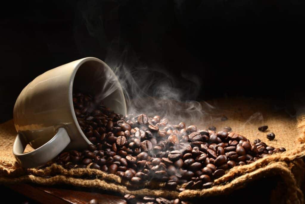 kávová zrna a hrnek
